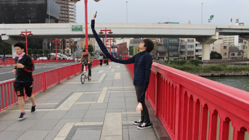 Illustration for article titled Embarrassed By Selfie Sticks, Man Creates a "Selfie Arm"